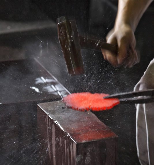 本物の鍛刀場で 数百年続く伝統の現場に立ち会える