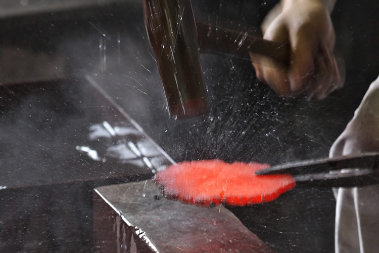 本物の鍛刀場で 数百年続く伝統の現場に立ち会える